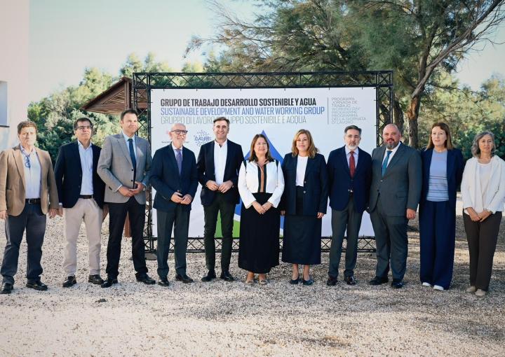 La presidenta de la Asamblea Regional de Murcia, Visitación Martínez, con los participantes de la Jornada de Trabajo.